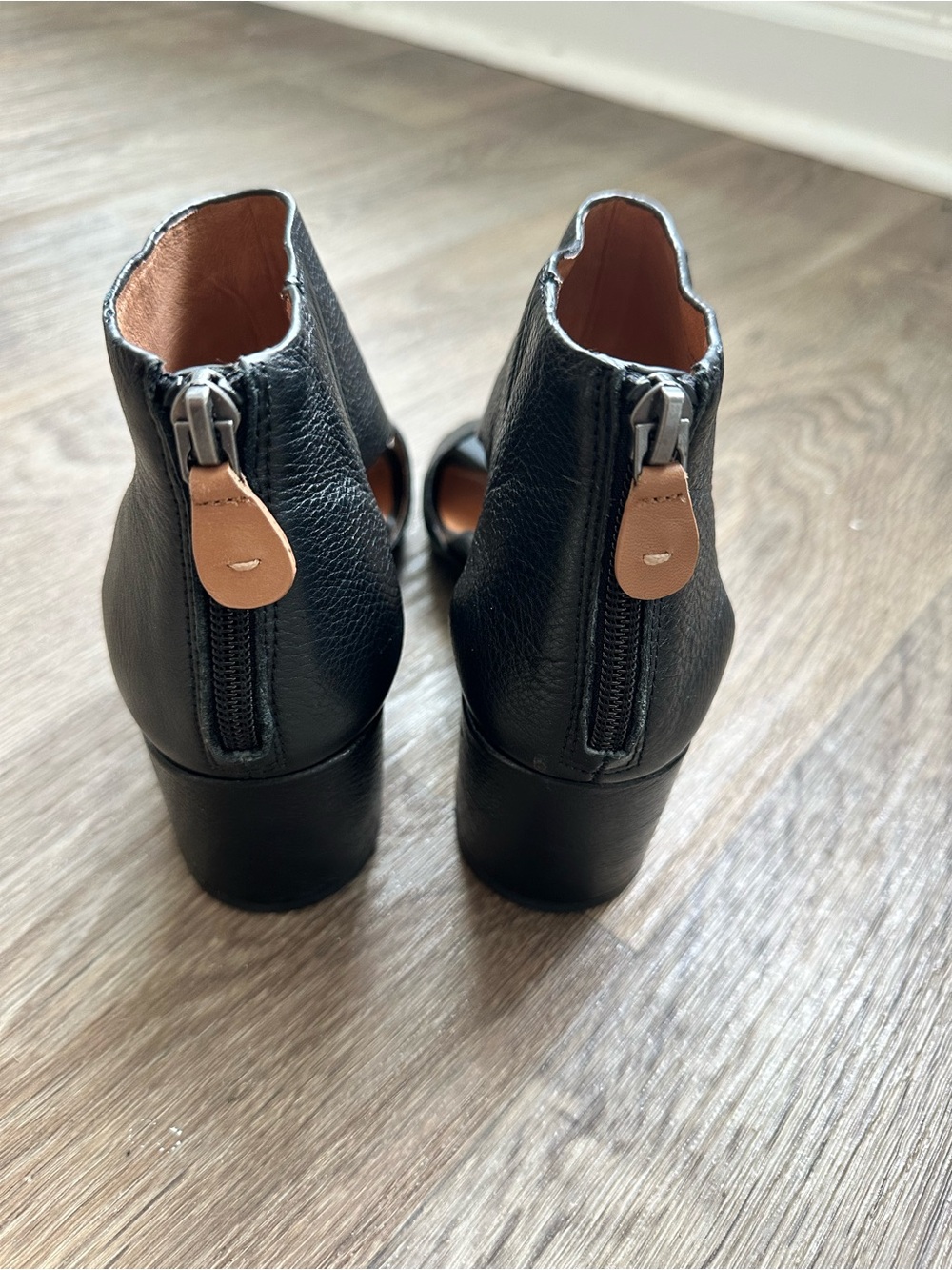 Kenneth Cole Black Leather Cutout Sandals Women’s Size 5.5 Low Heel Comfort Chic - Picture 7 of 9